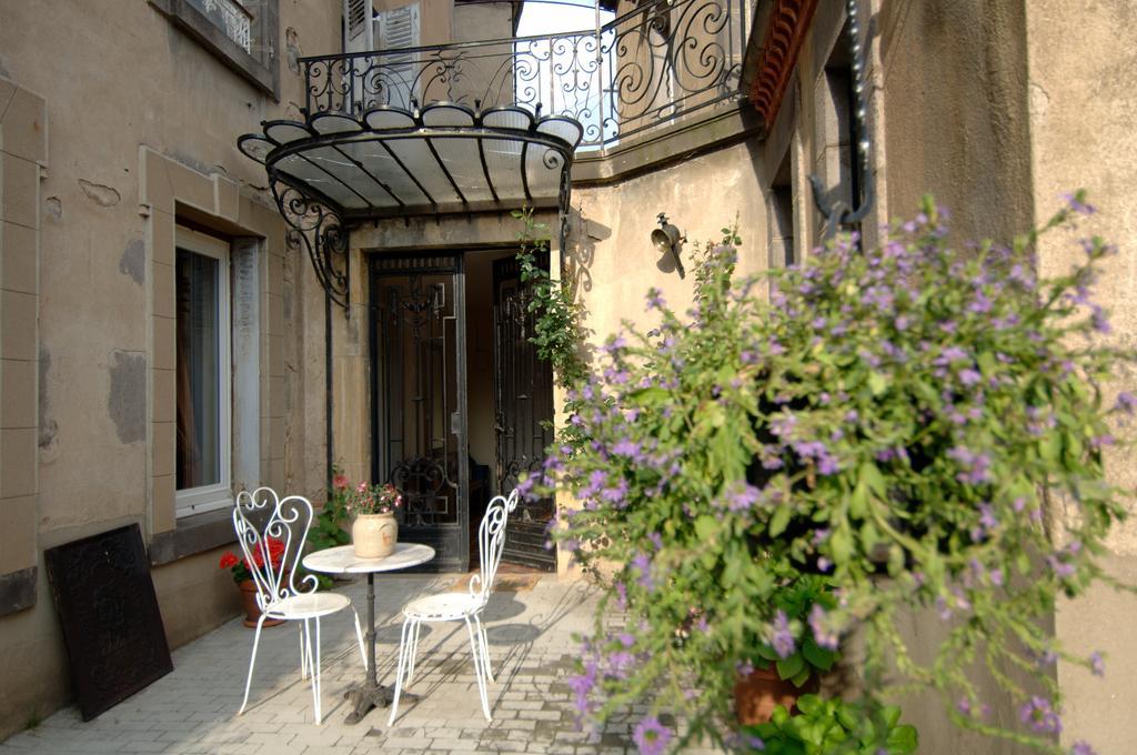 La Maison De Mariecamille Hotell Saint-Germain-Lembron Exteriör bild